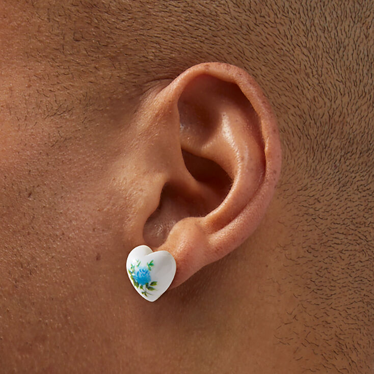 Clous d&#39;oreilles c&oelig;ur blanc et fleur bleue,