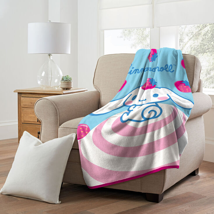 Cinnamoroll&trade; Strawberry Bun Micro Raschel Throw Blanket &#40;ds&#41;,