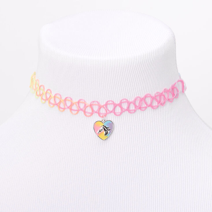 Ras-de-cou effet tatouage c&oelig;ur cheval arc-en-ciel aux tons pastel,