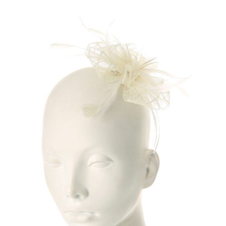Bibi &agrave; plumes avec fleur en tulle de couleur cr&egrave;me,