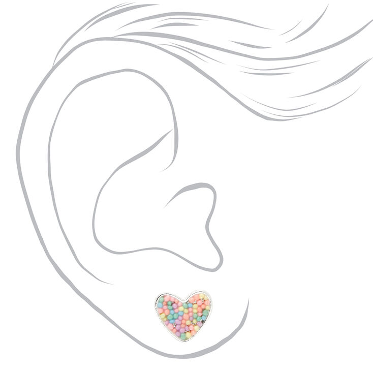Clous d&#39;oreilles c&oelig;ur avec vermicelles pastel couleur argent&eacute;e,