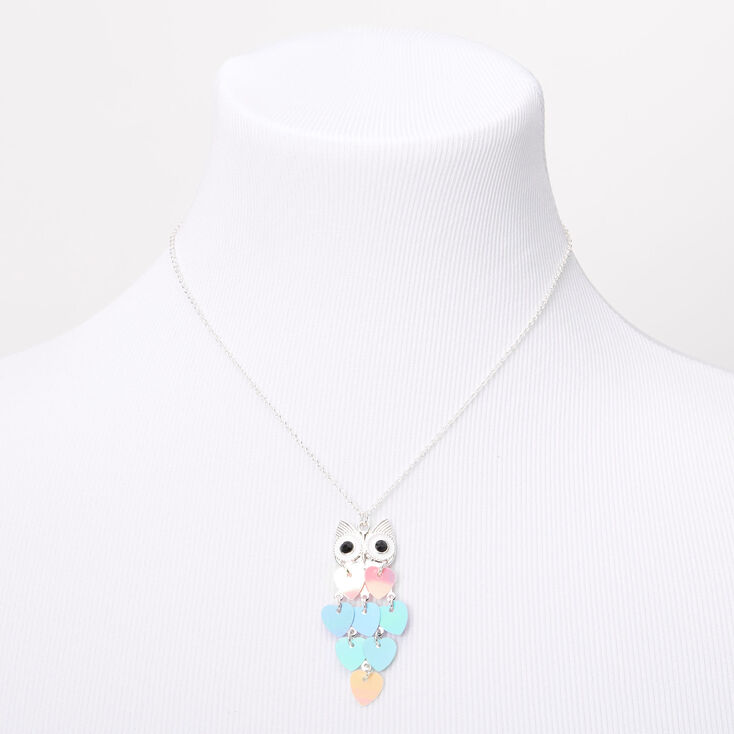 Collier &agrave; pendentif c&oelig;ur avec plume motif chouette couleur argent&eacute;e,