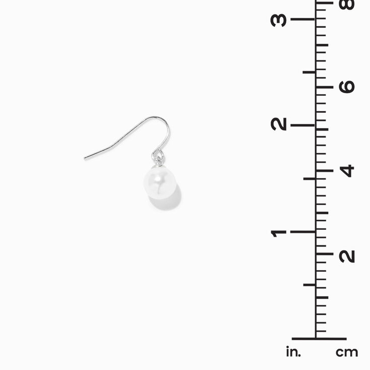 Pendantes couleur argent&eacute;e 1,5&nbsp;cm perles d&rsquo;imitation blanches,