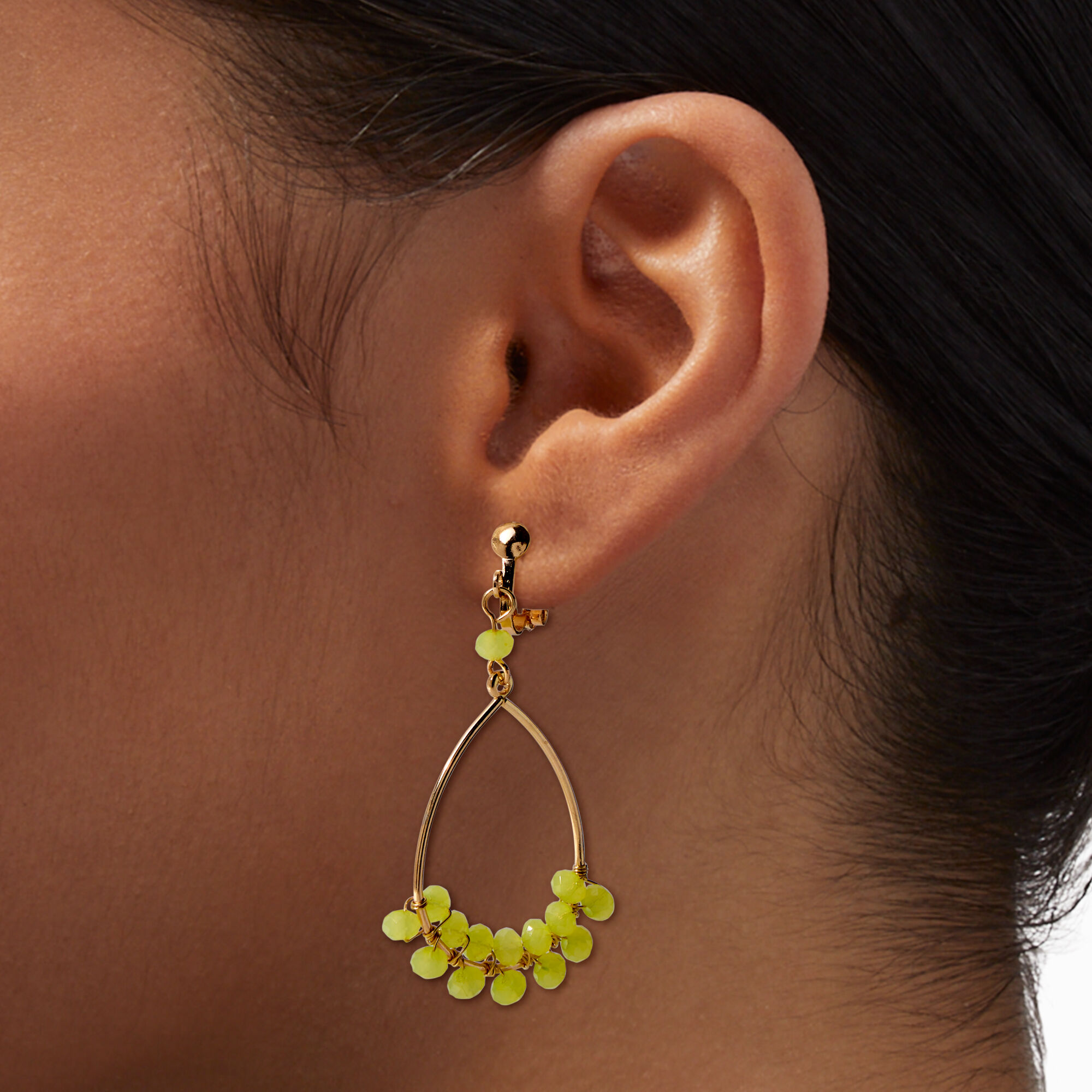 Pendantes 4 cm à clip anneaux couleur dorée perlés jaune-vert,