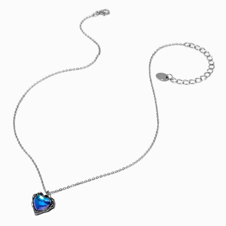 Collier &agrave; pendentif couleur argent&eacute;e c&oelig;ur qui fond bleu,