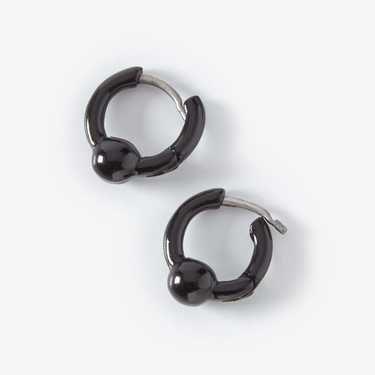 Boucles d&#39;oreilles huggies boules noires,