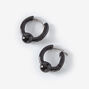 Boucles d&#39;oreilles huggies boules noires,