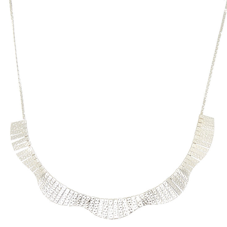 Claire's Collier de caractère à mini plastron motif galet couleur argenté