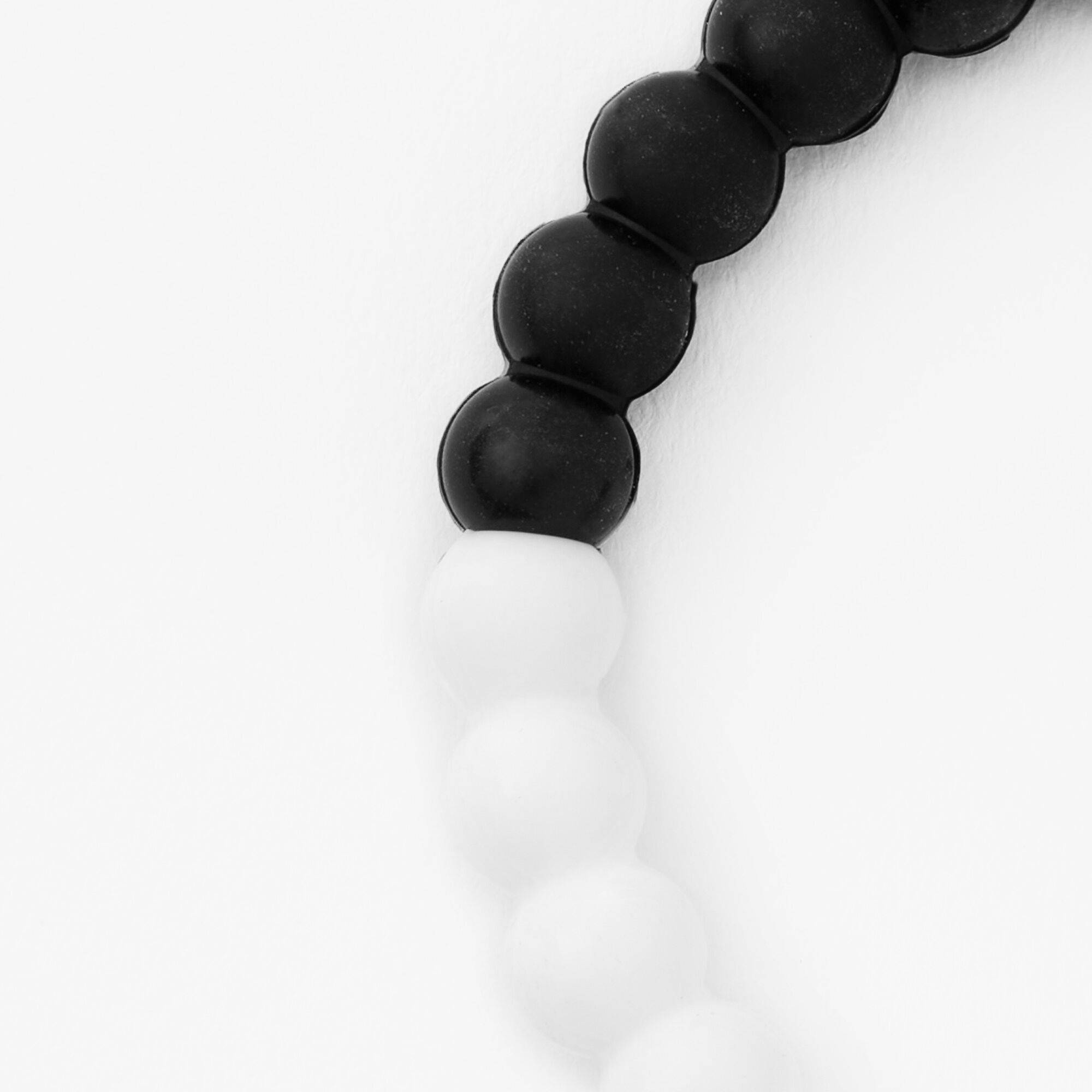 Rubber bracelet with cheap black and white bead