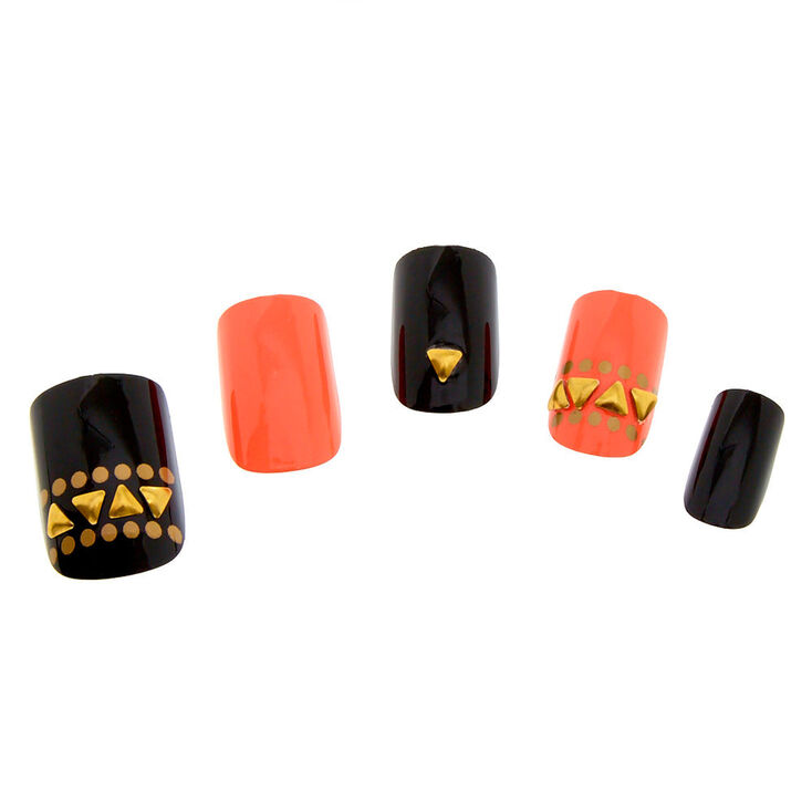 Faux ongles carr&eacute;s noirs et corail avec clous dor&eacute;s,
