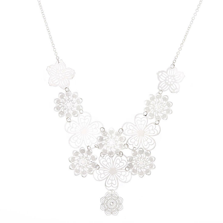 Claire's Collier tendance à fleurs en filigrane couleur argenté