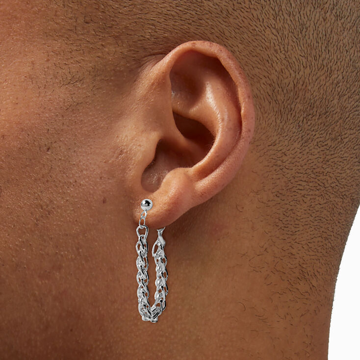 Boucles d&rsquo;oreilles reli&eacute;es par une cha&icirc;ne maillons gourmette couleur argent&eacute;e,
