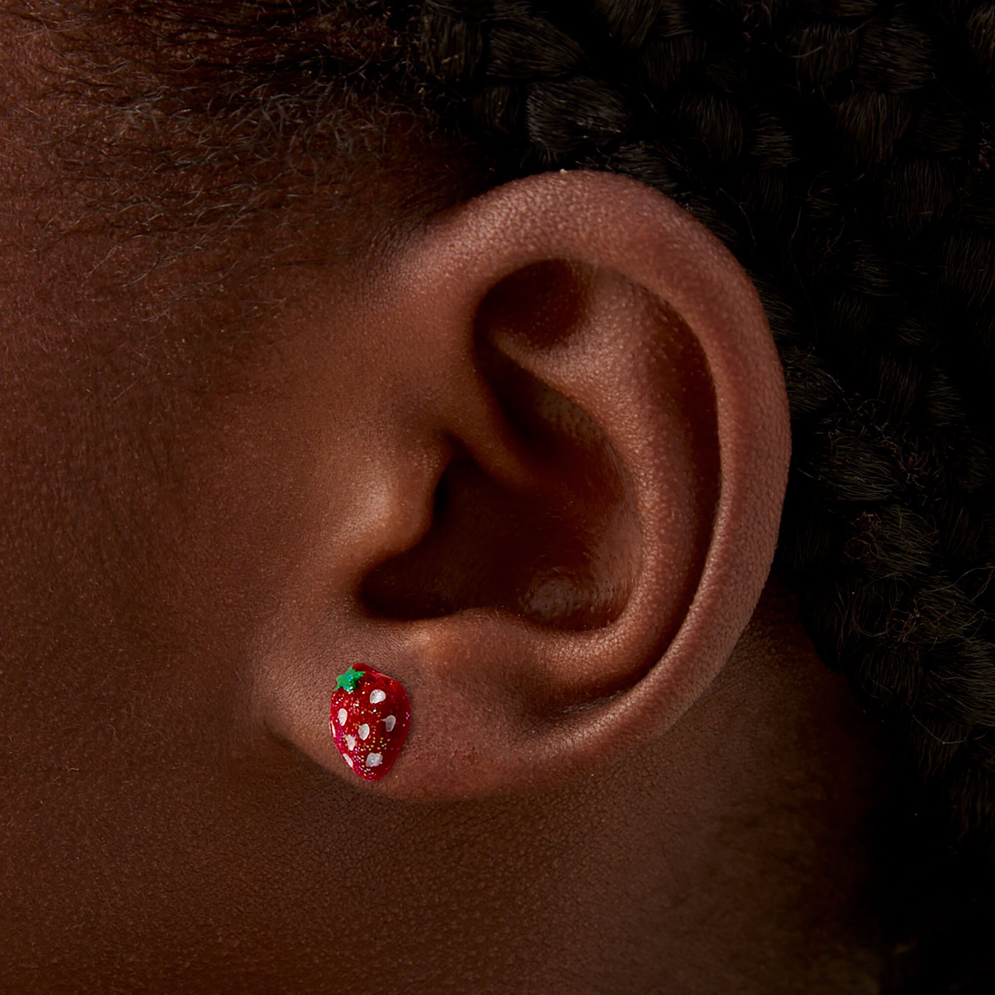 Clous d'oreilles fraise à paillettes,