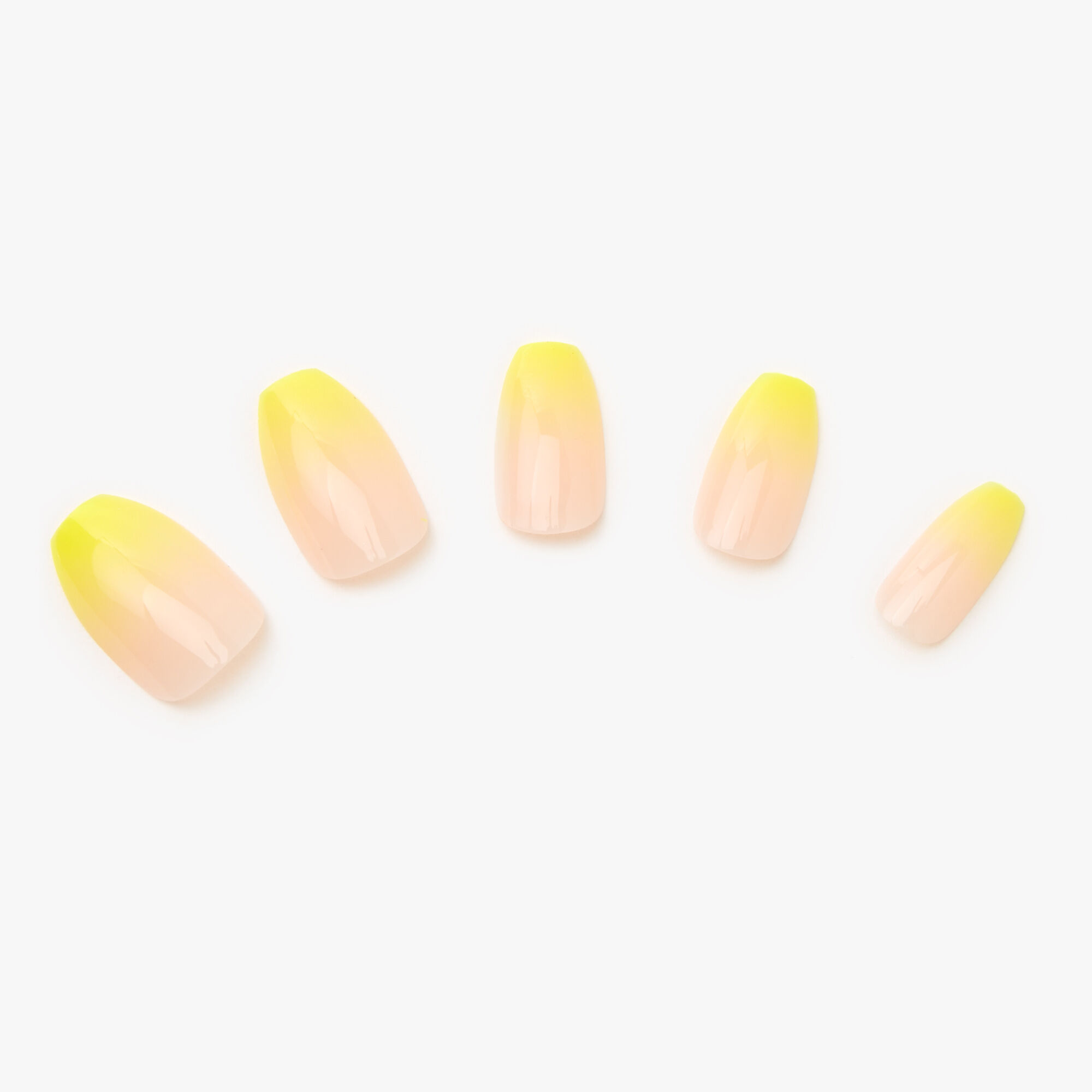 Ombre nails kết hợp màu vàng trắng là cách tuyệt vời để thể hiện phong cách thời thượng và tinh tế trong năm