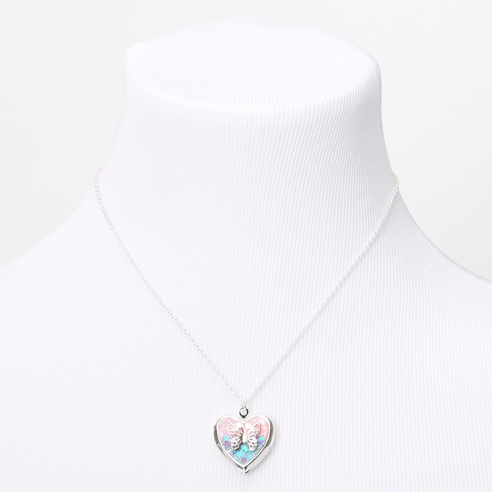 Collier à pendentif avec médaillon cœur et papillon arc-en-ciel couleur argentée,