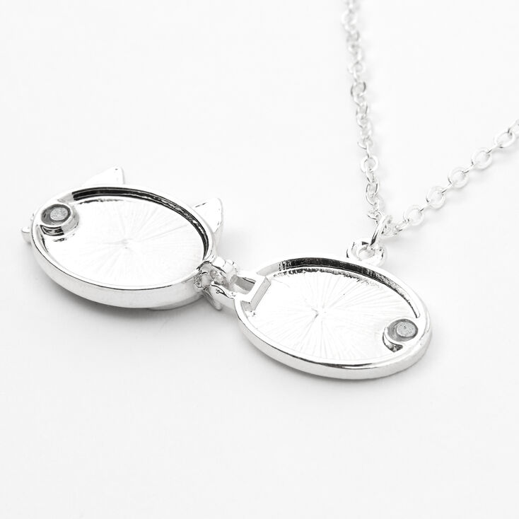 Collier &agrave; pendentif avec m&eacute;daillon Cam la chatte couleur argent&eacute;e,