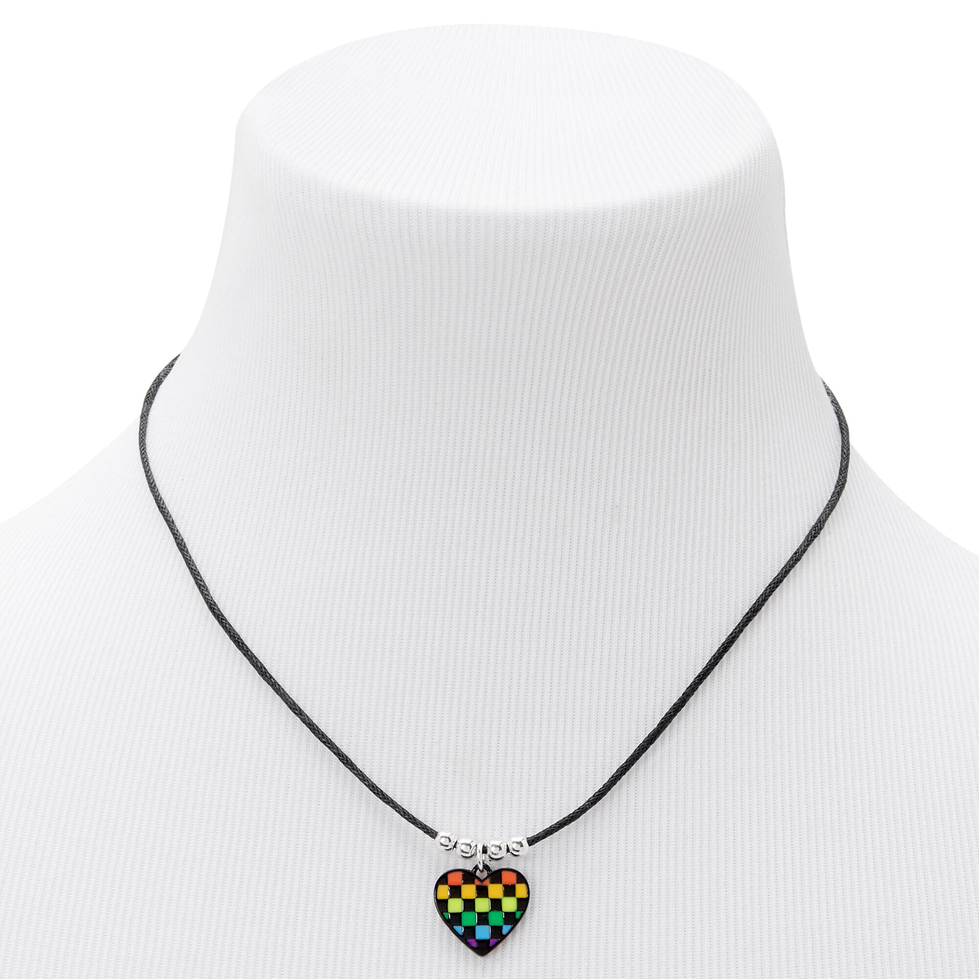 Collier à pendentif cordon noir 40 cm cœur damier,