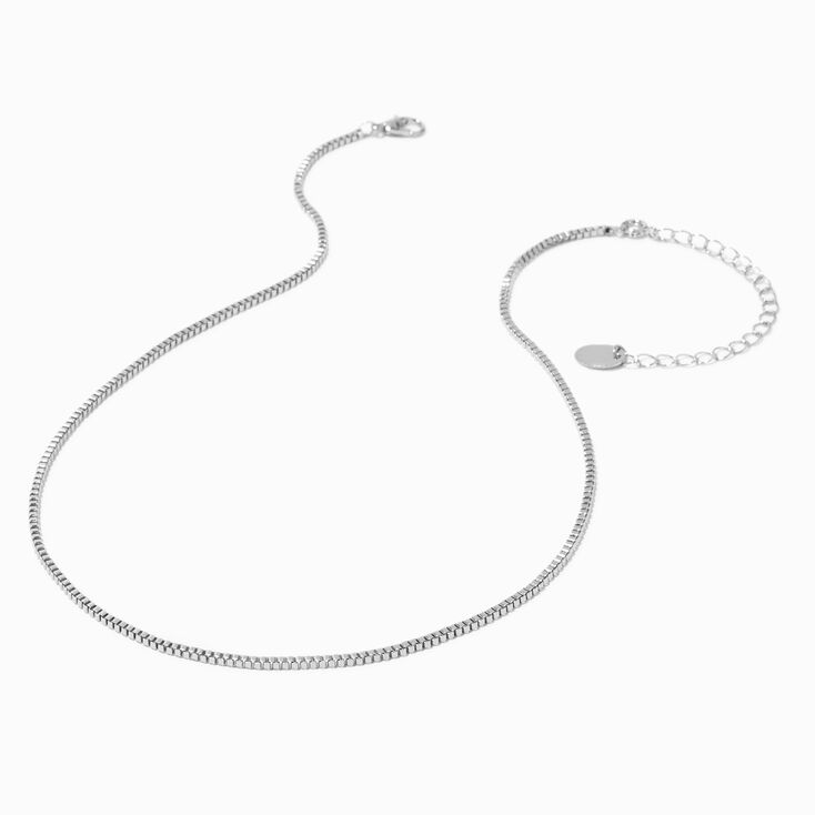 Collier de cha&icirc;ne &agrave; maillons carr&eacute;s couleur argent&eacute;e,