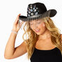 Chapeau de cowboy noir &agrave; franges et par&eacute; de bijoux,
