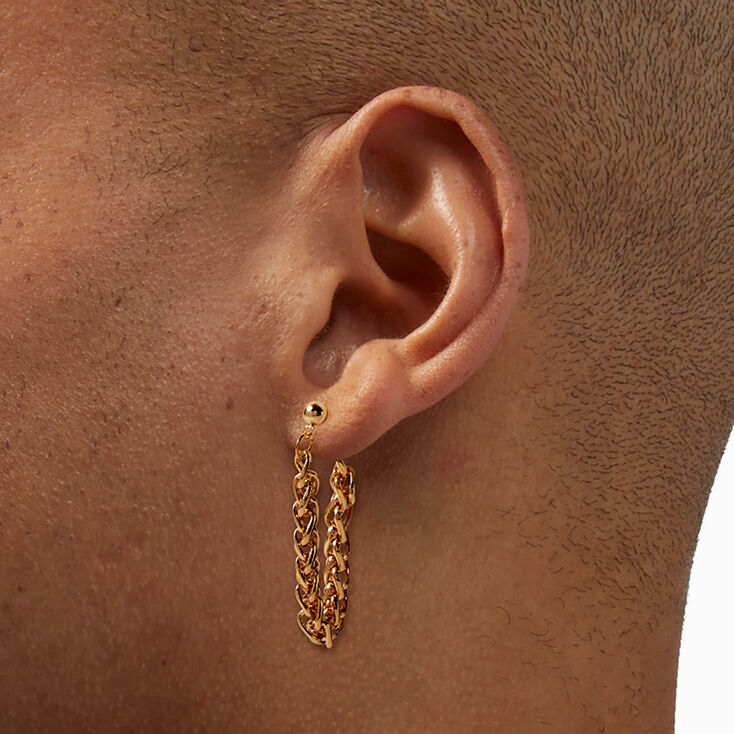 Boucles d&rsquo;oreilles reli&eacute;es par une cha&icirc;ne maillons gourmette couleur dor&eacute;e,