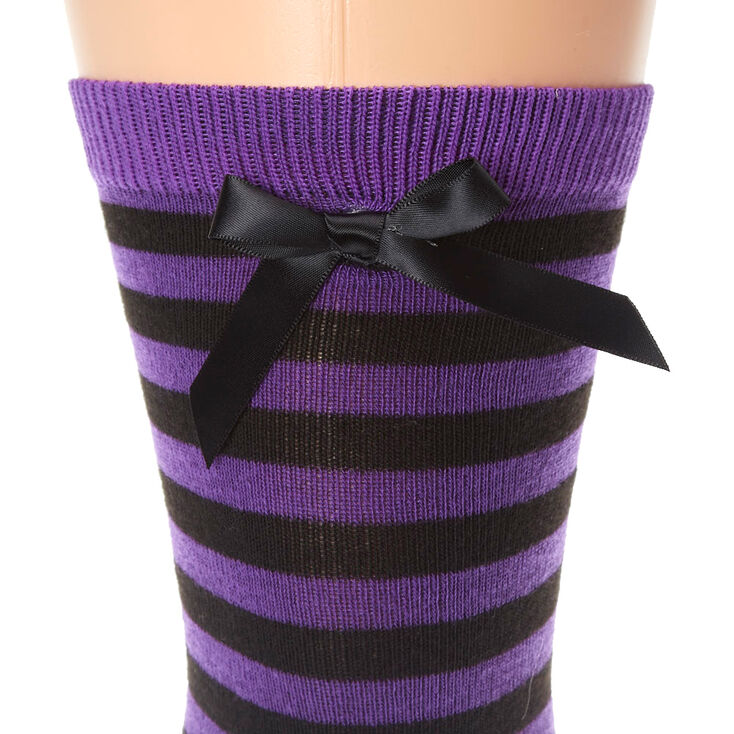Chaussettes montantes &agrave; rayures violettes,