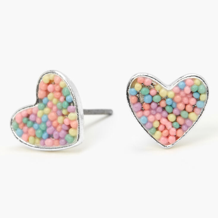 Clous d&#39;oreilles c&oelig;ur avec vermicelles pastel couleur argent&eacute;e,