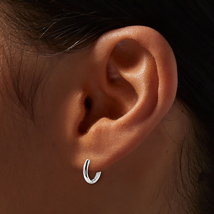 Cr&eacute;oles &agrave; charni&egrave;re 8&nbsp;mm et c&oelig;urs, clou rond 2&nbsp;mm en zircon cubique couleur argent&eacute;e C&nbsp;LUXE by Claire&rsquo;s - Lot de 3,