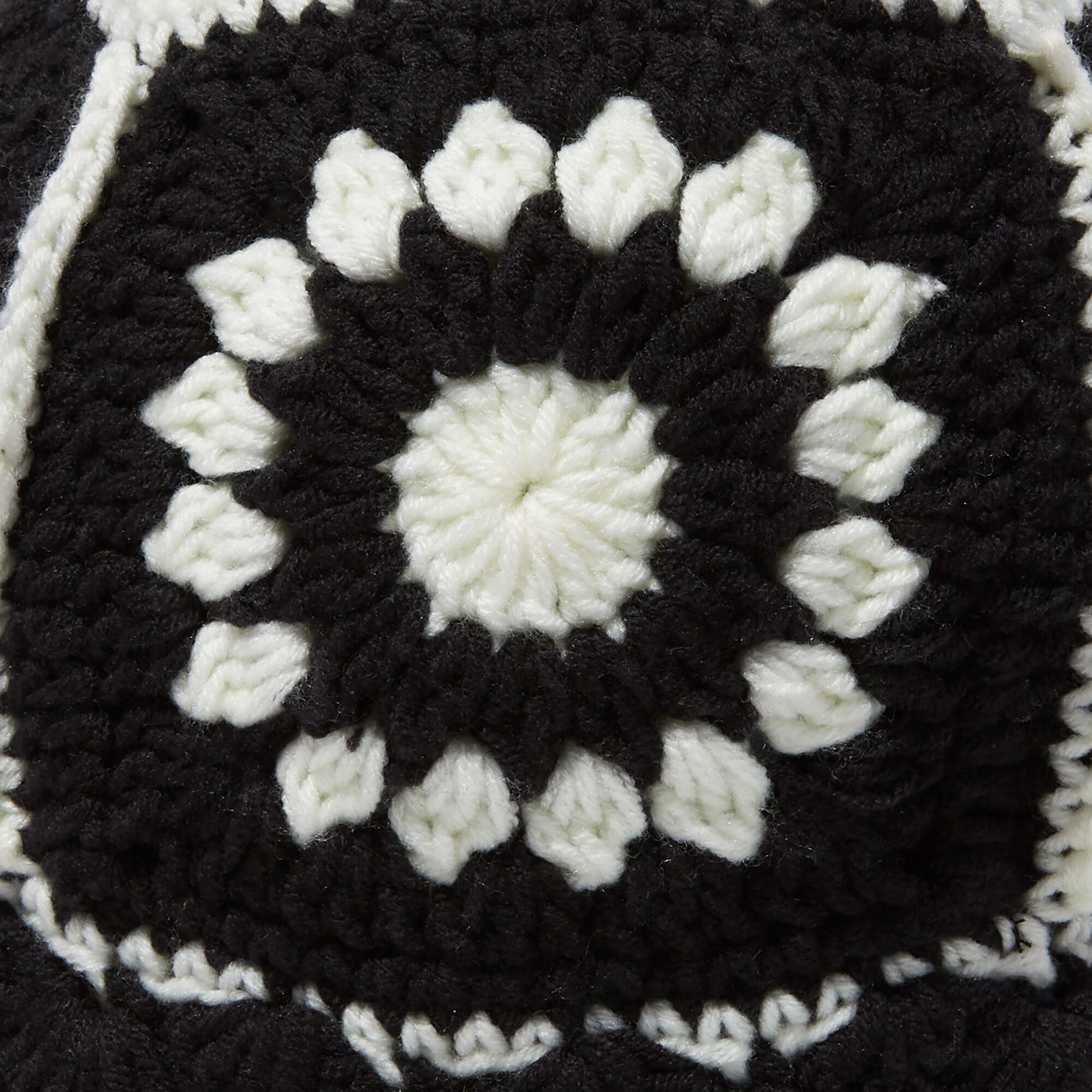 Bob en crochet à fleurs noir et blanc,