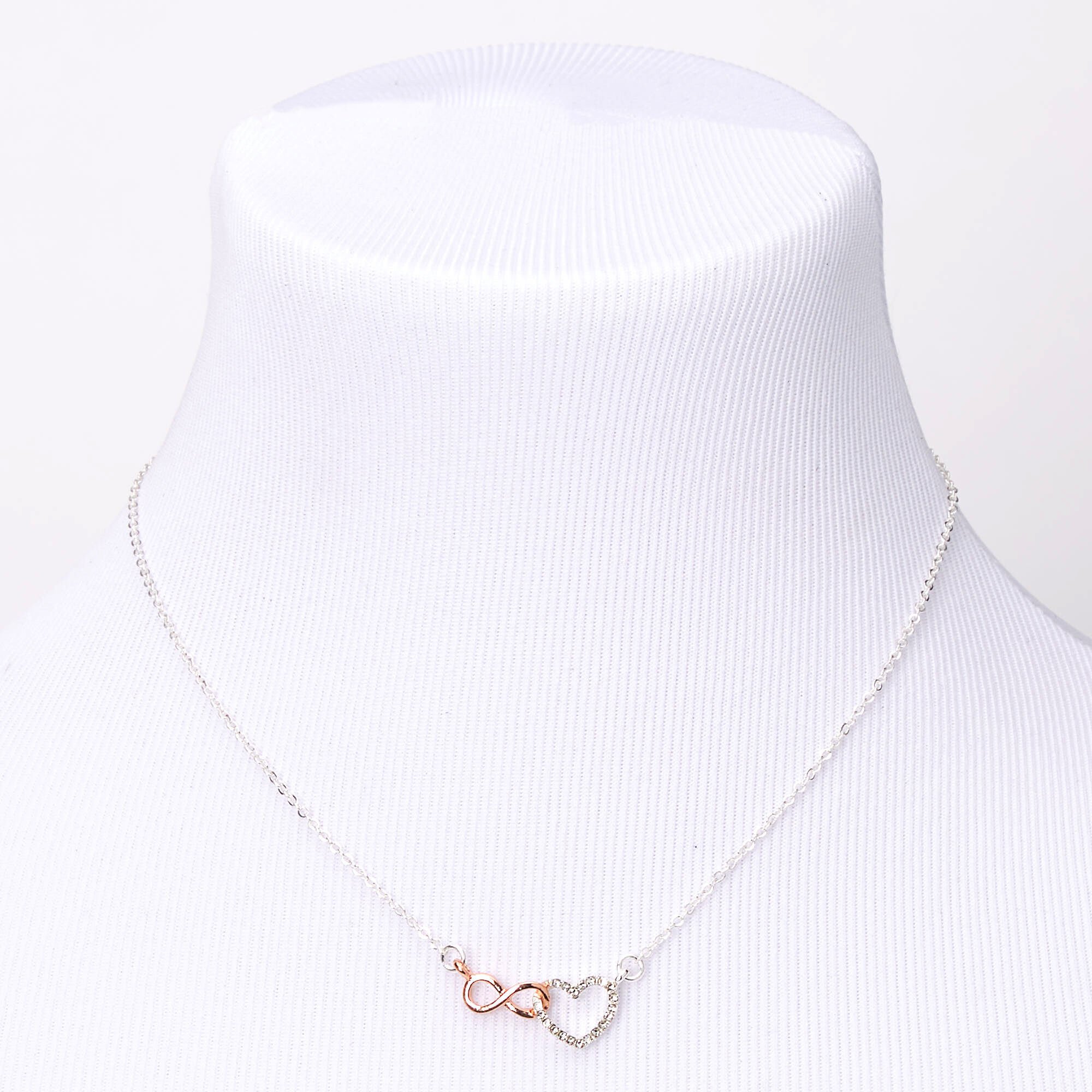 Collier à pendentif cœur boucle infinie en métaux mixtes,