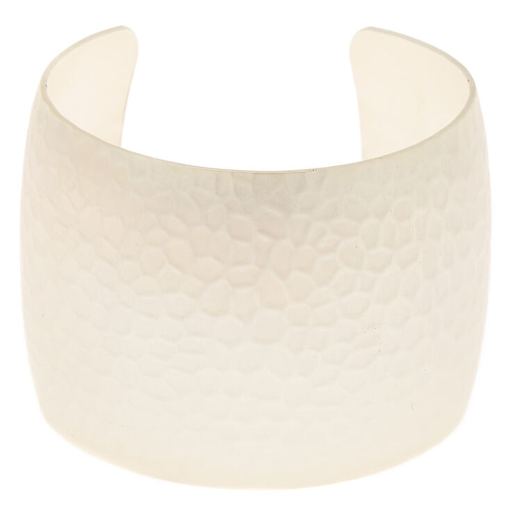 Claire's Bracelet manchette large martelé couleur ivoire