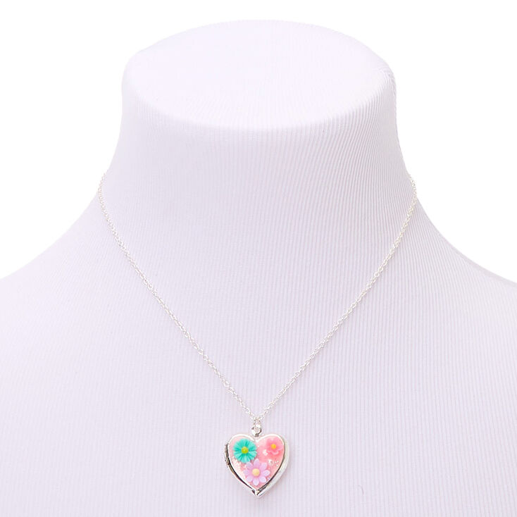 Collier &agrave; pendentif avec m&eacute;daillon c&oelig;urs et fleurs couleur argent&eacute;e - Rose,