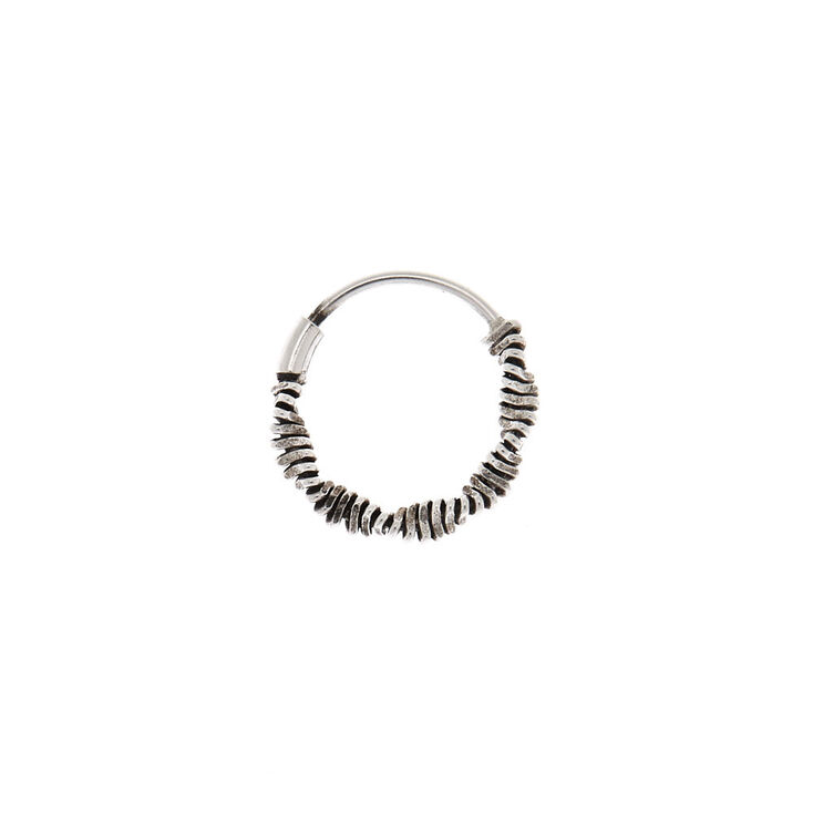 Anneau pour piercing de cartilage ondul&eacute; couleur argent&eacute;,