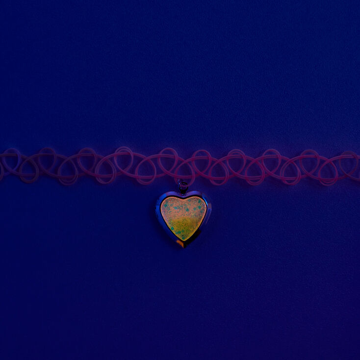 Ras-de-cou effet tatouage phosphorescent pendentif m&eacute;daillon c&oelig;ur,